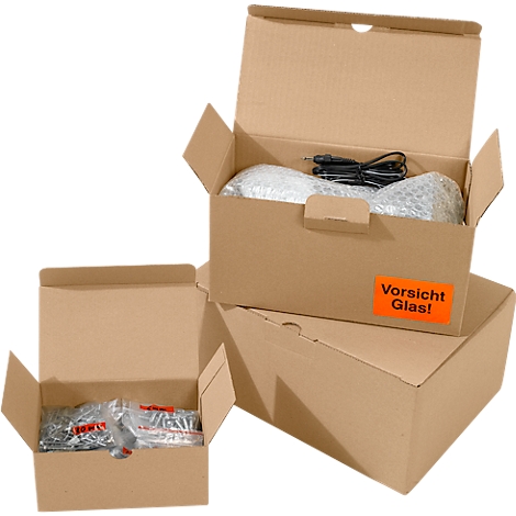 Cajas de cartón abiertas con material de embalaje y contenido. Una caja tiene una etiqueta que dice '¡Cuidado vidrio!'