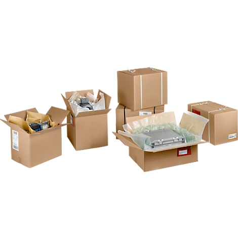 Cajas de envío marrones abiertas y cerradas con material de embalaje y productos.