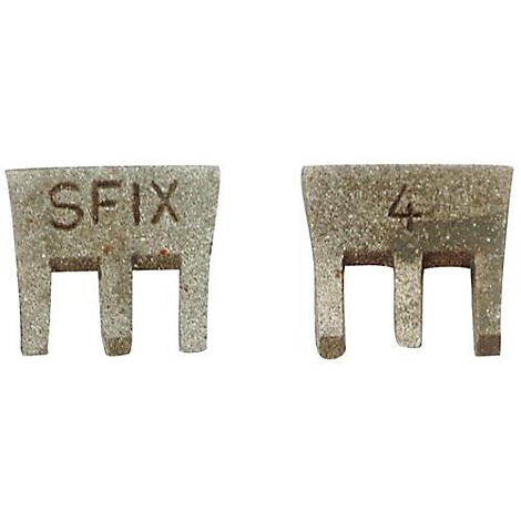 Deux pièces métalliques grises : l'une gravée « SFIX », l'autre avec le chiffre « 4 ».