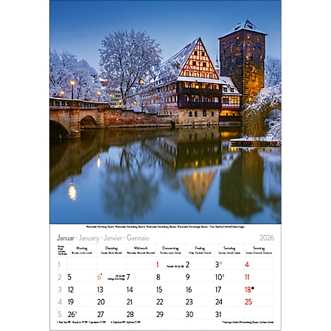 Paysage d'hiver avec rivière, pont, maisons à colombages et tour, calendrier janvier 2026.