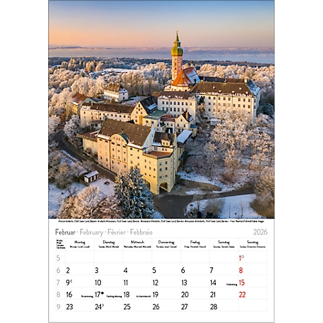 Vue aérienne d'un château enneigé avec un calendrier pour février 2026.