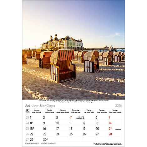 Chaises de plage sur la plage, une jetée et un bâtiment en arrière-plan, soleil et ciel bleu, calendrier juin 2026.