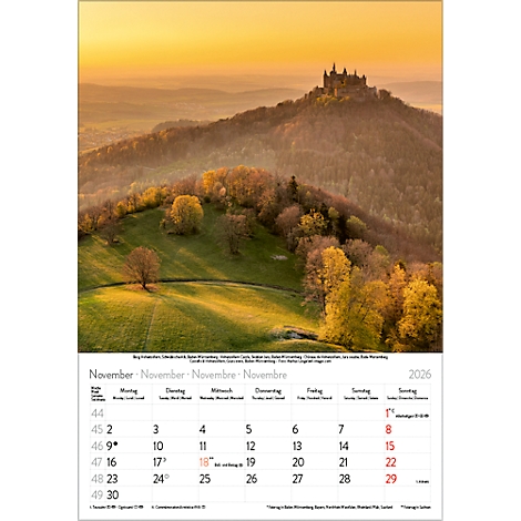 Calendrier de novembre 2026 avec un château sur une montagne en arrière-plan.