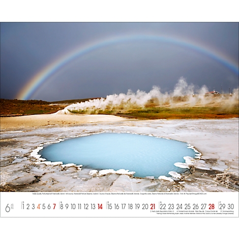Un arc-en-ciel enjambe une source thermale bleue. De la vapeur s'élève, un calendrier indique juin.