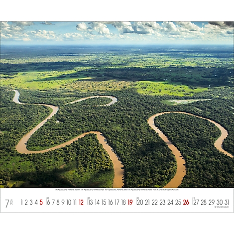 Vue aérienne d'une rivière serpentant à travers une forêt verdoyante. Ciel bleu avec des nuages au-dessus. Calendrier en bas.