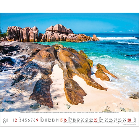 Formations rocheuses sur la plage, eau turquoise et ciel bleu. Une page de calendrier montre août.