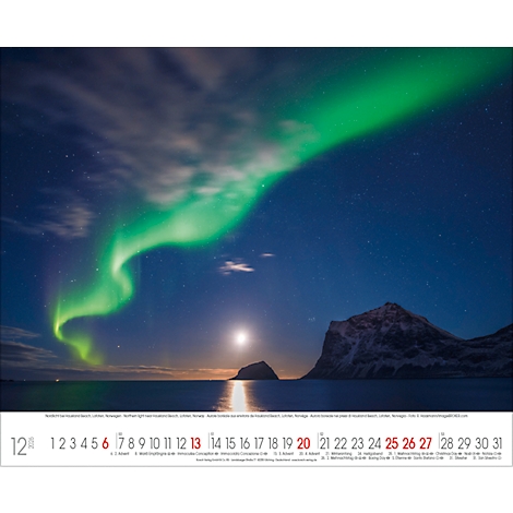 Aurores boréales vertes au-dessus de la mer et du paysage de montagne. Une lune brillante se reflète dans l'eau. Calendrier avec les dates de décembre.