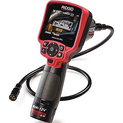 Caméra d'inspection RIDGID rouge et noire, modèle micro CA-350x. Avec écran, boutons et sonde flexible. Affiche les détails intérieurs.