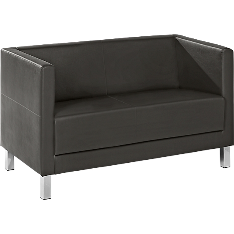 Canapé en cuir marron foncé sur pieds argentés. Forme rectangulaire, grand confort d'assise.