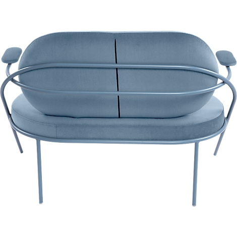 Canapé bleu clair avec cadre en métal et assise ovale.