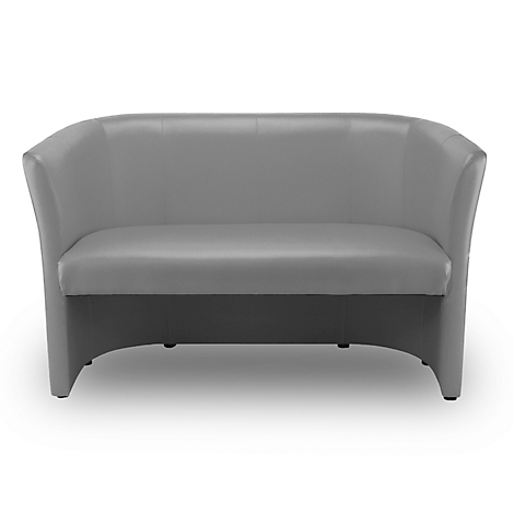 Canapé en cuir gris avec accoudoirs incurvés. Il se dresse sur fond blanc.