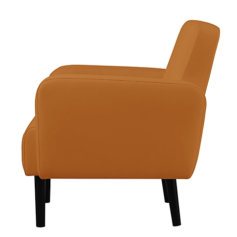 Un fauteuil marron de côté, avec des pieds noirs. La chaise est représentée sur fond blanc.