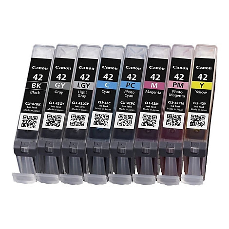 Acht Canon-Tintenpatronen nebeneinander. Beschriftungen zeigen Farben: Schwarz, Grau, Hellgrau, Cyan, Fotocyan, Magenta, Fotomagenta und Gelb.