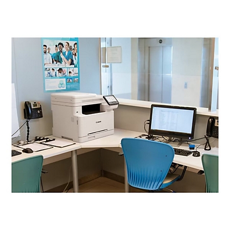 Ein weißer Canon-Multifunktionsdrucker auf einem Empfangstresen. Ein Computer, Telefon und Stühle sind ebenfalls im Bild.