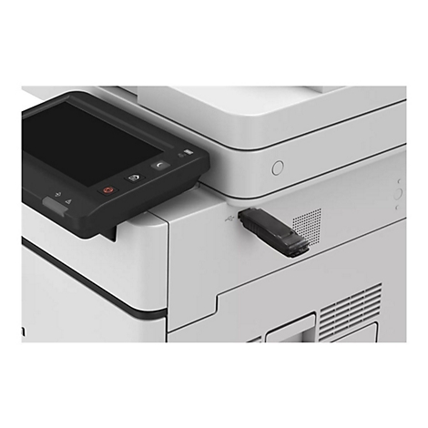 Detailaufnahme eines schwarzen USB-Sticks, der an einen grauen Drucker angeschlossen ist. Auf dem Drucker befindet sich ein Bedienfeld mit Display.