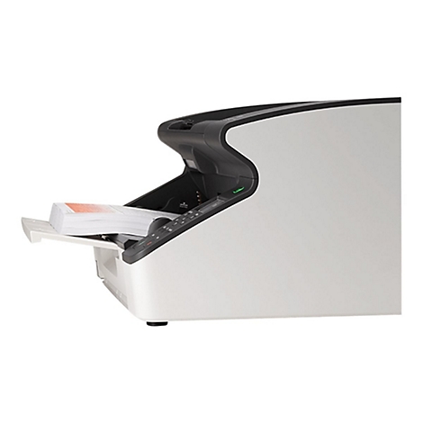 Ein weiß-schwarzer Dokumentenscanner mit einem Stapel Papier auf der Ablage, freigestellt.