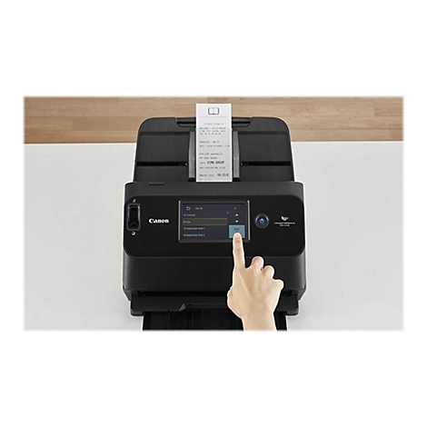 Ein schwarzer Canon Scanner, auf dem ein Beleg liegt, wird per Hand bedient.