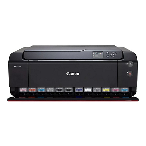 Ein schwarzer Canon PRO-1100 Tintenstrahldrucker mit Farbtintenpatronen. Das Display zeigt eine Bedienoberfläche. Der Drucker steht vor weißem Hintergrund.