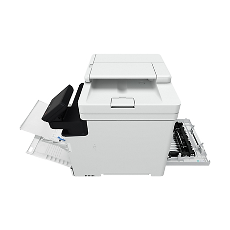 Une imprimante multifonction blanche, partiellement ouverte, sur fond blanc. Le papier est dans le bac de sortie.