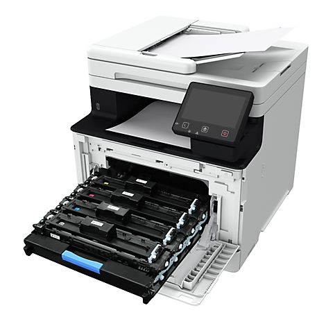 Une imprimante ouverte avec la cassette de toner retirée, le papier est prêt. Panneau de commande noir avec boutons.