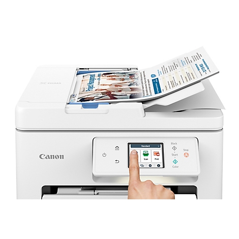 Ein Finger drückt auf den Touchscreen eines weißen Canon-Druckers, während ein Dokument oben ausgegeben wird.