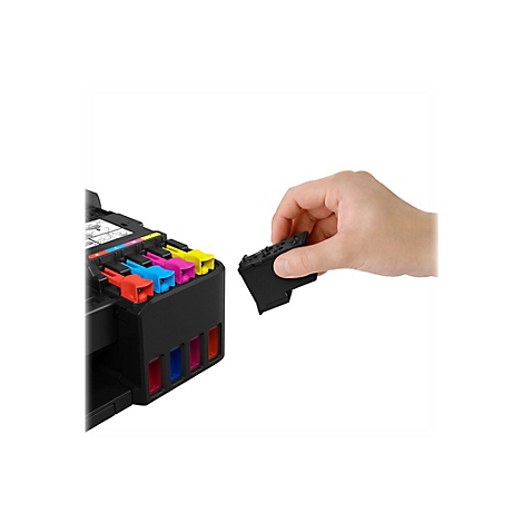 Eine Hand setzt eine schwarze Tintenpatrone in einen Drucker ein. Der Drucker hat farbige Patronenhalter.