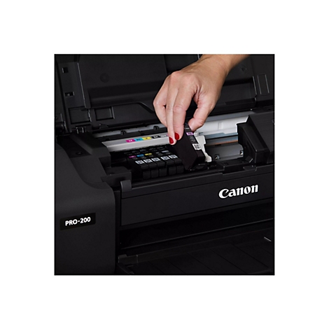 Eine Hand setzt eine Canon-Tintenpatrone in einen schwarzen Drucker ein. Der Drucker ist teilweise geöffnet, mit den Worten "PRO-200" und "Canon".