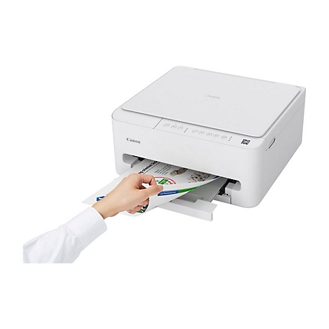 Ein weißer Canon-Drucker, aus dem ein Blatt Papier gedruckt wird. Eine Hand zieht das Papier aus dem Drucker.