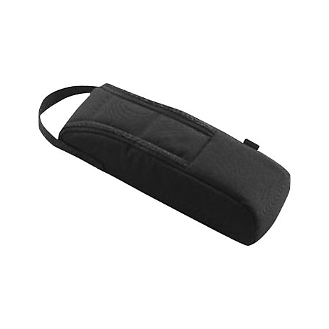 Schwarze, längliche Tasche mit Trageschlaufe. Sie liegt leicht schräg auf hellem Hintergrund.