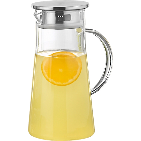 Carafe en verre remplie de jus jaune avec une tranche d'orange, couvercle et poignée en acier inoxydable, fond blanc.