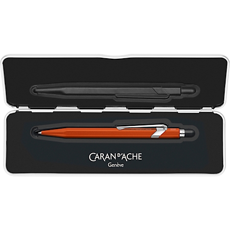 Pen set with two pens in a white box. A black pen on top, an orange pen below, both in black recesses.