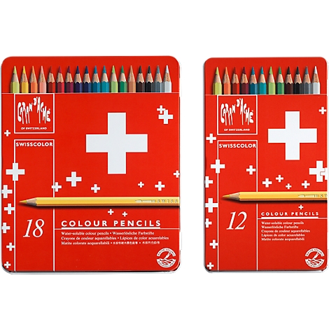 Zwei rote Stifteboxen mit Buntstiften. Schweizer Kreuz, "18 Colour Pencils" und "12 Colour Pencils" stehen drauf.