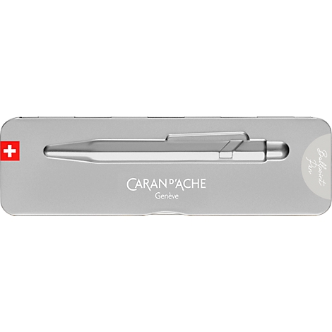 Stift im silbernen Etui. Auf dem Etui ist die Schweizer Flagge, der Markenname Caran d'Ache und der Schriftzug 'Ballpoint Pen' zu sehen.