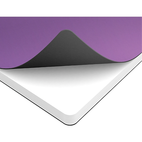 Gros plan d'un objet rectangulaire, partiellement plié pour montrer ses différentes couches. Violet, gris et blanc.