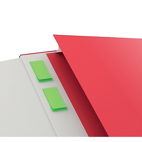 Dossier ouvert avec deux mémos verts. Couverture rouge sur papier blanc.