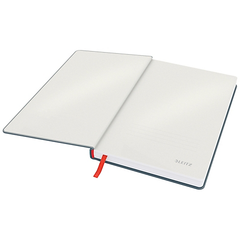 Cahier ouvert avec des pages claires, un signet rouge et des couvertures grises, étiqueté Leitz.