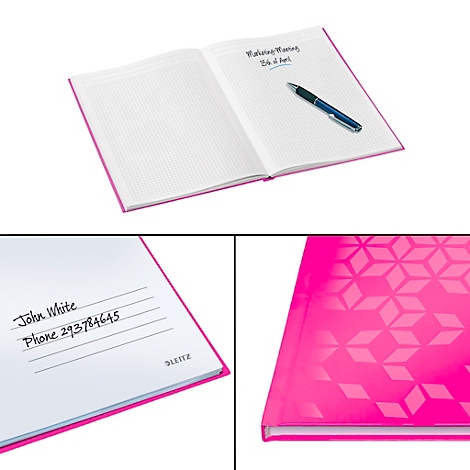 Cahier rose, ouvert avec des notes et un stylo. Détail: Nom et numéro de téléphone. Motif rectangulaire sur la couverture.