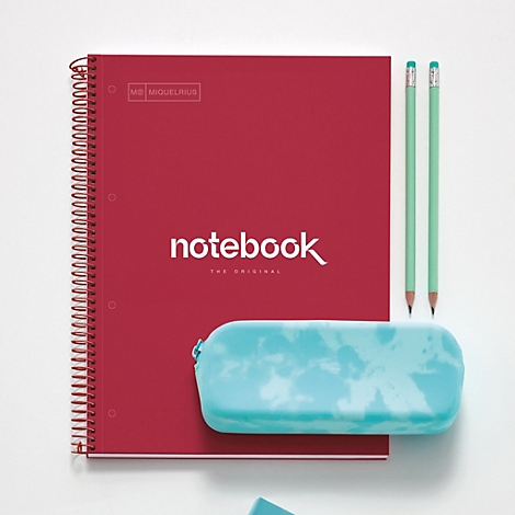 Cahier rouge, crayons et trousse bleu clair sur fond blanc.