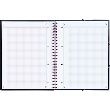 Cahier quadrillé ouvert avec couverture noire et reliure spirale.
