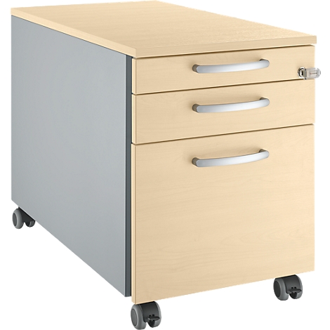 Cajonera móvil beige con tres cajones, tiradores plateados y ruedas.