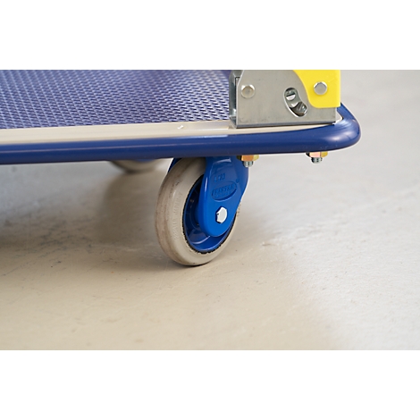 Primer plano de un carrito de transporte azul y amarillo. La rueda blanca está en foco.