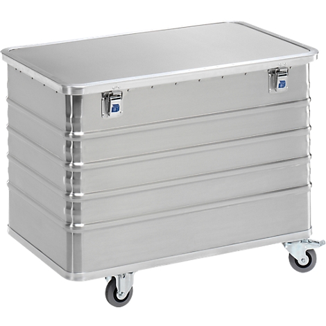 Caja de transporte plateada sobre ruedas. Tapa, asas y ruedas de metal.