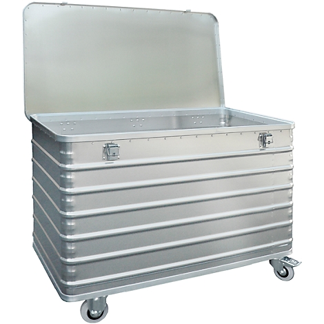 Una caja grande de aluminio plateado con tapa abierta. La caja tiene ruedas y es corrugada.