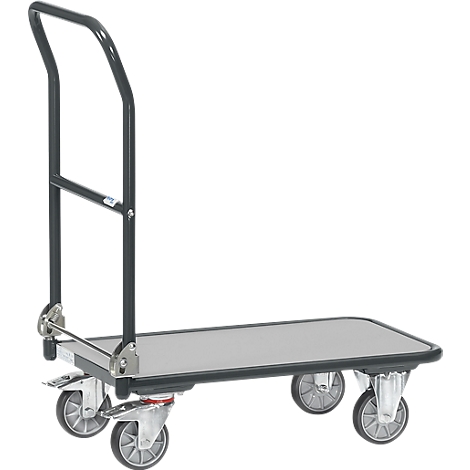 Un carro de transporte gris con un asa negra y cuatro ruedas. El área de carga es rectangular.