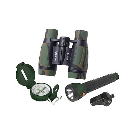 Camouflage-Fernglas, grüner Kompass, Taschenlampe und Signalpfeife auf weißem Hintergrund.