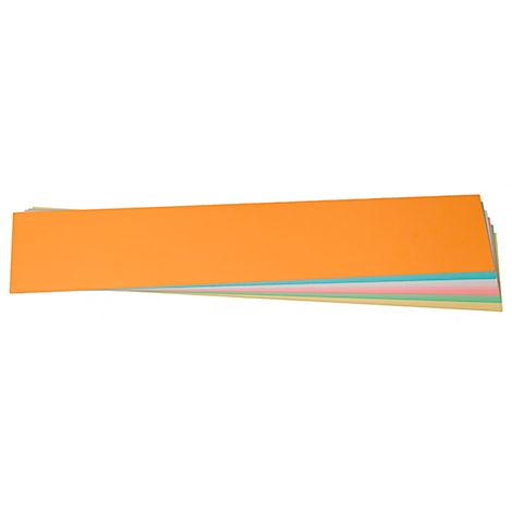 Une pile de feuilles de papier colorées, la feuille supérieure est orange.
