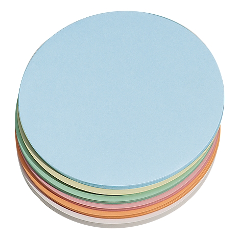Une pile de feuilles de papier rondes colorées dans des tons pastel. La feuille supérieure est bleu clair.