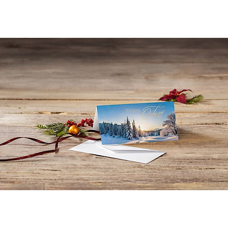 Carte de Noël avec paysage d'hiver, enveloppe et décorations en bois.