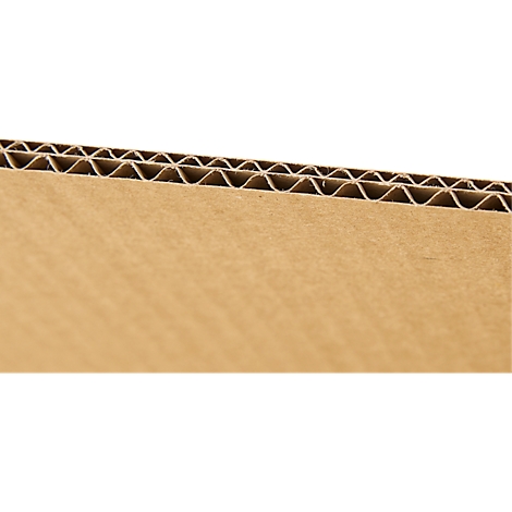 Gros plan sur du carton ondulé montrant des structures brunes et ondulées. L'accent est mis sur la surface détaillée.