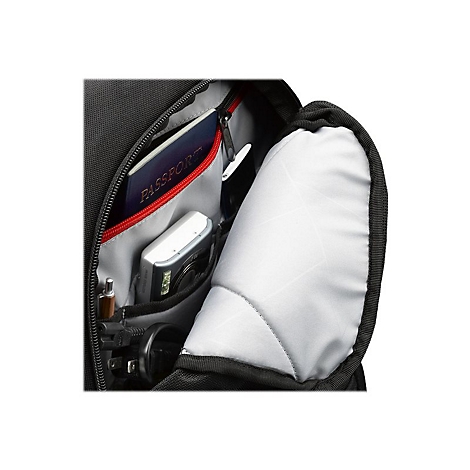 Schwarzer Rucksack, Innenansicht: Reisepass, Kamera, Stecker und weiÃŸes Innenfutter.